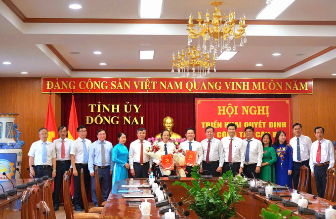 Phó Bí thư Thường trực Tỉnh ủy Đồng Nai Hồ Thanh Sơn và lãnh đạo các cơ quan chúc mừng ông Nguyễn Hữu Nguyên (thứ 8 từ phải qua) và ông Bùi Quang Huy vừa được nhận quyết định về công tác cán bộ. Ảnh: HP.