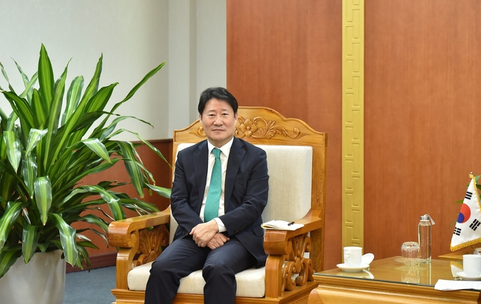 Mr. Kim Young Ki, Acting President of the Korea Institute of Environmental Technology and Industry, highly agreed with the proposal to strengthen cooperation with Deputy Minister Le Cong Thanh. Photo: Kieu Chi.