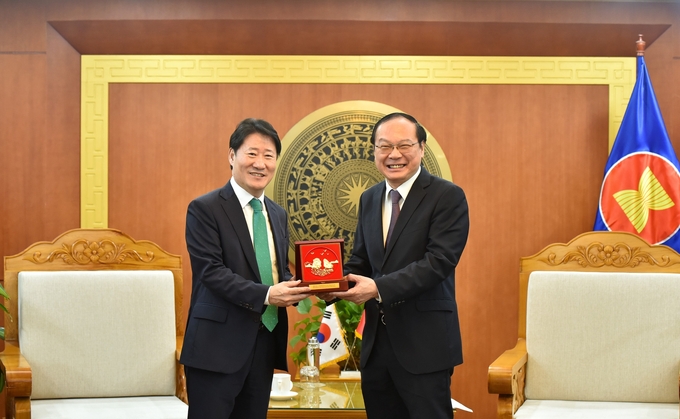 Deputy Minister of Agriculture and Environment Le Cong Thanh welcomed and held a working session with Mr. Kim Young Ki, Acting President of the Korea Institute of Environmental Technology and Industry. Photo: Kieu Chi. 