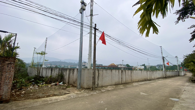 'Con đường mới' được cho là đổi lấy lối đi chung của người dân, nhưng thực tế lại bỏ hoang, cỏ dại mọc um tùm, rác thải ngổn ngang. Nhiều người dân khẳng định chưa từng sử dụng con đường này, thậm chí không hề biết nó tồn tại. Ảnh: Thiên Trường.