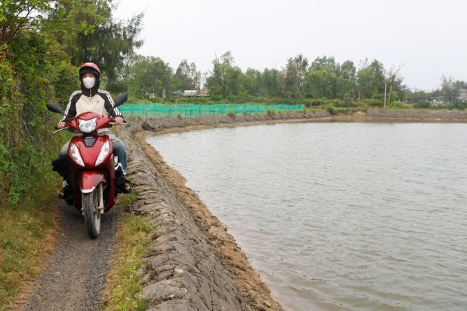 Hàng chục năm qua, tuyến đường độc đạo từ khu dân cư Gò Tây ra bên ngoài chỉ là 1 tuyến đường nhỏ hẹp rộng khoảng 1m, dài 500m. Ảnh: L.K.