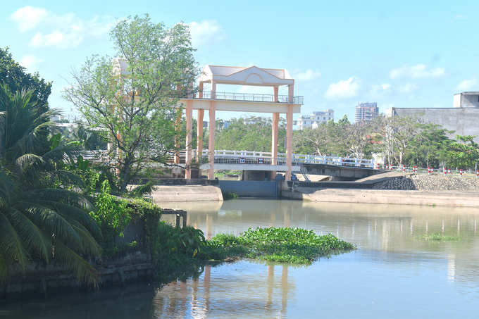 Cống Gò Cát (TP Mỹ Tho, tỉnh Tiền Giang) đóng lại để ngăn mặn xâm nhập. Ảnh: Minh Đảm.