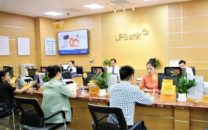 Khách hàng giao dịch tại Ngân hàng TMCP Lộc Phát Việt Nam. Ảnh: LPBank.