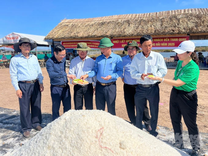 Thứ trưởng Bộ Nông nghiệp và Môi trường Võ Văn Hưng tham quan điểm trưng bày muối tại huyện Đông Hải. Ảnh: Trọng Linh.