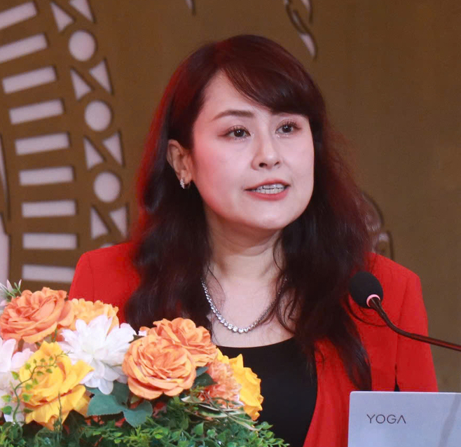 Ms. Nguyen Linh Chi, a representative of the Thien Tam Foundation (Vingroup), stated that the foundation will continue to support the development of high-tech marine farming in Khanh Hoa Province. Photo: DT. 