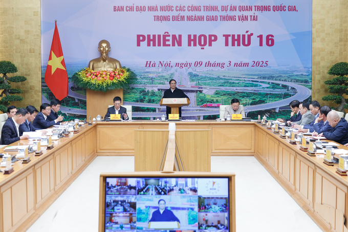 Thủ tướng Phạm Minh Chính, Trưởng Ban Chỉ đạo Nhà nước các công trình, dự án quan trọng quốc gia, trọng điểm ngành giao thông vận tải chủ trì họp phiên thứ 16. Ảnh: VGP.