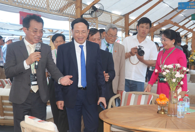 Pham Anh Tuan, Chairman of Binh Dinh People's Committee (second from left) visits booths at Q-FAIR 2025. Photo: V.D.T.