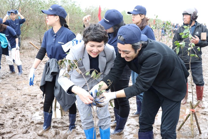 Deputy Editor-in-Chief of Agriculture and Environment Newspaper Ly Thi Hong Diep participated in planting trees. Photo: Thu Thuy.