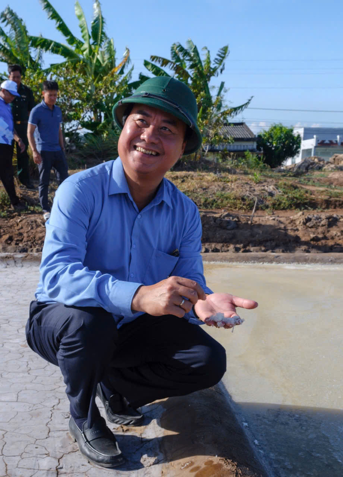 Deputy Minister of Agriculture and Environment Vo Van Hung visits salt fields in Bac Lieu province. Photo: Trong Linh.