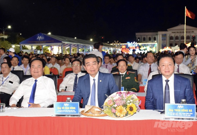 Deputy Prime Minister Tran Hong Ha (right cover), Deputy Head of the Central Internal Affairs Commission Vo Van Dung (center); Deputy Minister of Agriculture and Environment Vo Van Hung attend the Vietnam Salt Festival - Bac Lieu 2025. Photo: Trong Linh.