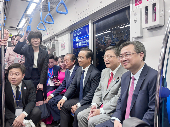 Các đại biểu trải nghiệm tuyến metro số 1. Ảnh: M.Q.