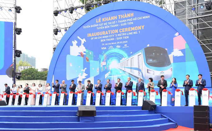 Các đại biểu cắt băng khánh thành tuyến metro số 1. Ảnh: MAUR.