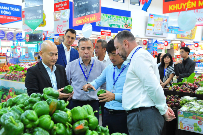 Ông Nguyễn Nguyên Phương, Phó Giám đốc Sở Công Thương TP.HCM (áo véc đen) cùng đại diện MM Mega Market kiểm tra hàng hóa tại hệ thống. Ảnh: MM.