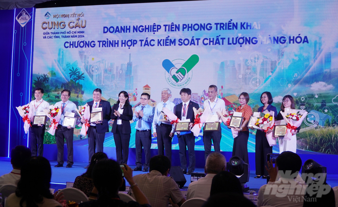 Ngày 26/9/2024, 8 hệ thống phân phối bán lẻ quy mô lớn Việt Nam hợp tác kiểm soát chất lượng hàng hóa trong toàn chuỗi. Ảnh: Nguyễn Thủy.