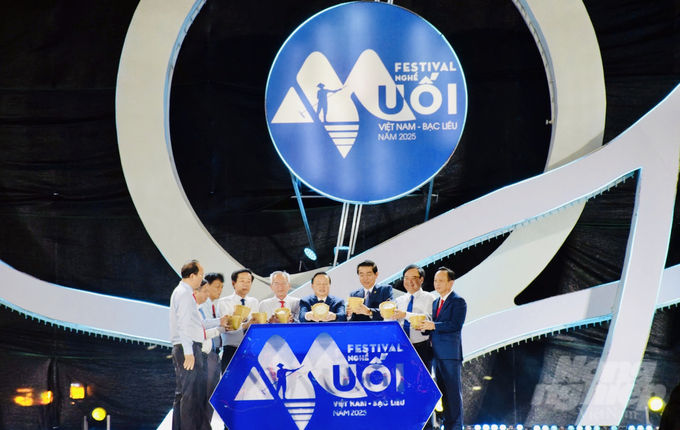 Deputy Prime Minister Tran Hong Ha (fourth from right), Deputy Minister of Agriculture and Environment Vo Van Hung (second from right) at the Vietnam Salt Festival - Bac Lieu 2025. Photo: Trong Linh.