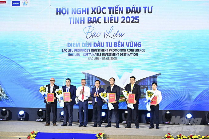 Bac Lieu Province granted Investment Policy Decisions and Investment Registration Certificates to six investors, including GrowMax Aquafeed Group, for nine projects totaling approximately 2.387 trillion VND. Photo: Trong Linh.