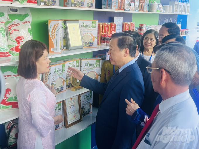 Deputy Prime Minister Tran Hong Ha visiting the OCOP product exhibition booth at the conference. Photo: Trong Linh.