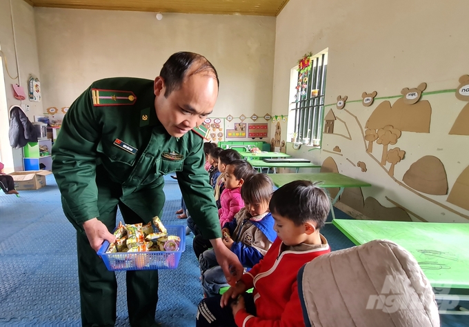 Việc bám bản, giúp đỡ nhân dân cũng là cách để những người lính biên phòng gần dân và hiểu dân. Ảnh: Đào Thanh.