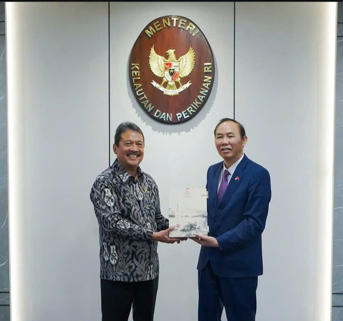 Leaders of the two ministries exchanged souvenirs. Photo: ICD.