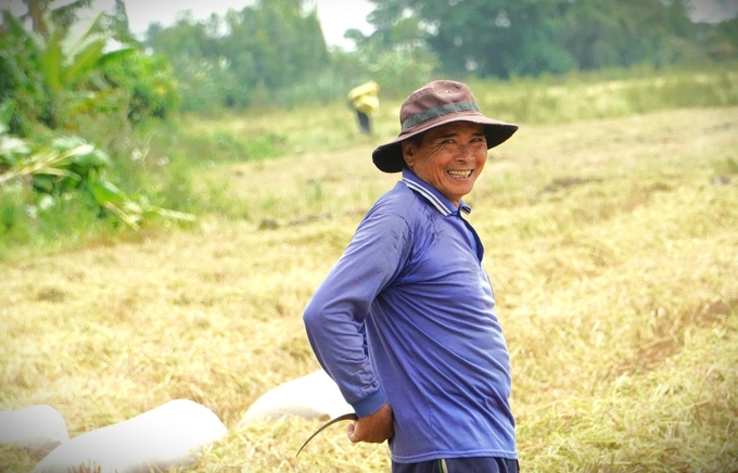 Niềm vui của nông dân trên cánh đồng mùa gặt là lúa trúng mùa, trúng giá. Ảnh: Kim Anh.