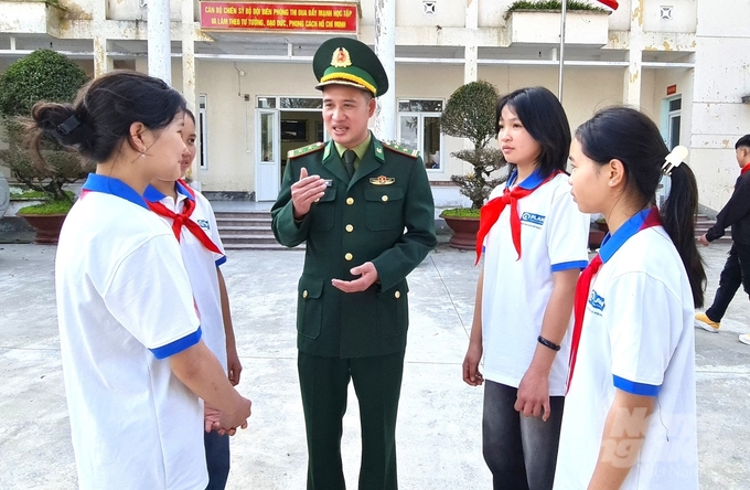 Trung tá Nguyễn Huy Thái, Chính trị viên Đồn Biên phòng Thàng Tín trao đổi với học sinh các trường học trên địa bàn huyện Hoàng Su Phì về đường biên giới và ý nghĩa, trách nhiệm của thế hệ trẻ với Tổ quốc. Ảnh: Đào Thanh.