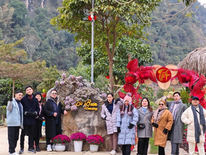 Các du khách đặt được phòng tại Bó Bun Homestay đều nhận được sự tận tình hỗ trợ từ các chủ quản lý để xác minh thông tin. Ảnh: Thư Thư.