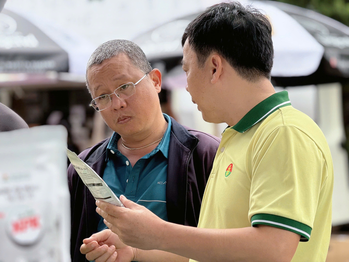 Cán bộ Phân Bón Cà Mau giới thiệu khách hàng các sản phẩm cho cây cà phê và cây công nghiệp. Ảnh: PVCFC.