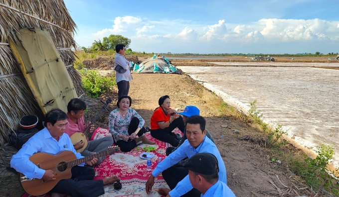 Lúc nông nhàn, bà con thường tụ họp bên hiên hay bờ ruộng để giao lưu đờn ca tài tử. Ảnh: Kim Anh.