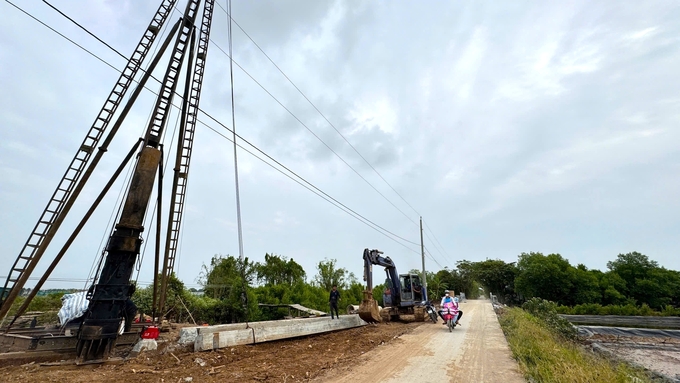 Chính quyền huyện Đông Hải tập trung xây dựng cơ sở hạ tầng cho vùng sản xuất muối. Ảnh: Kim Anh.