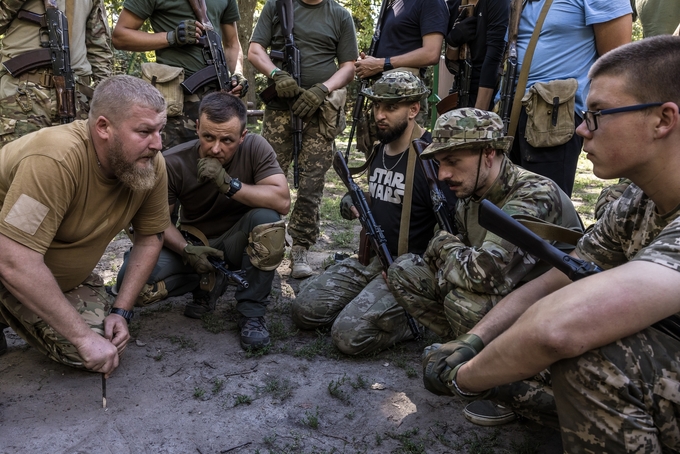 Quân đội Ukraine huấn luyện tân binh trước khi đưa ra chiến trường. Ảnh: NPR.