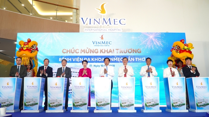 Các đại biểu nhấn nút khai trương Bệnh viện Đa khoa Vinmec Cần Thơ. Ảnh: Kim Anh.