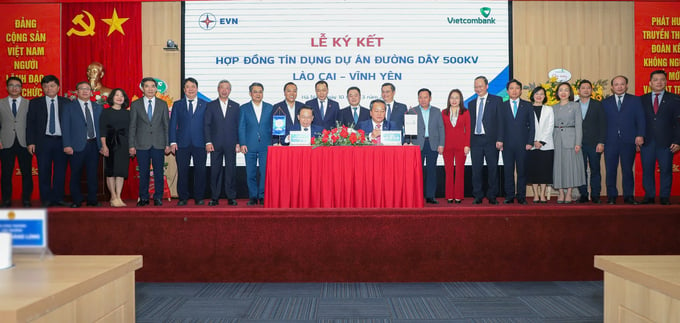 Lãnh đạo EVN và Vietcombank ký kết hợp đồng tín dụng dưới sự chứng kiến của các đại biểu. Ảnh: EVN.