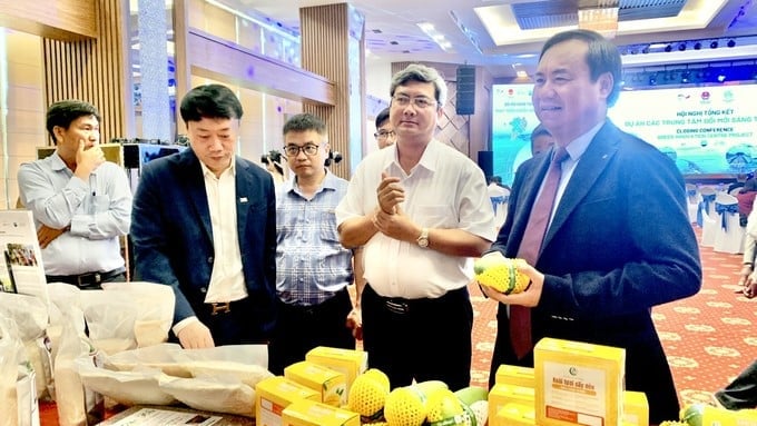 Deputy Minister Vo Van Hung visited the product display booth at the event. Photo: Ho Thao.