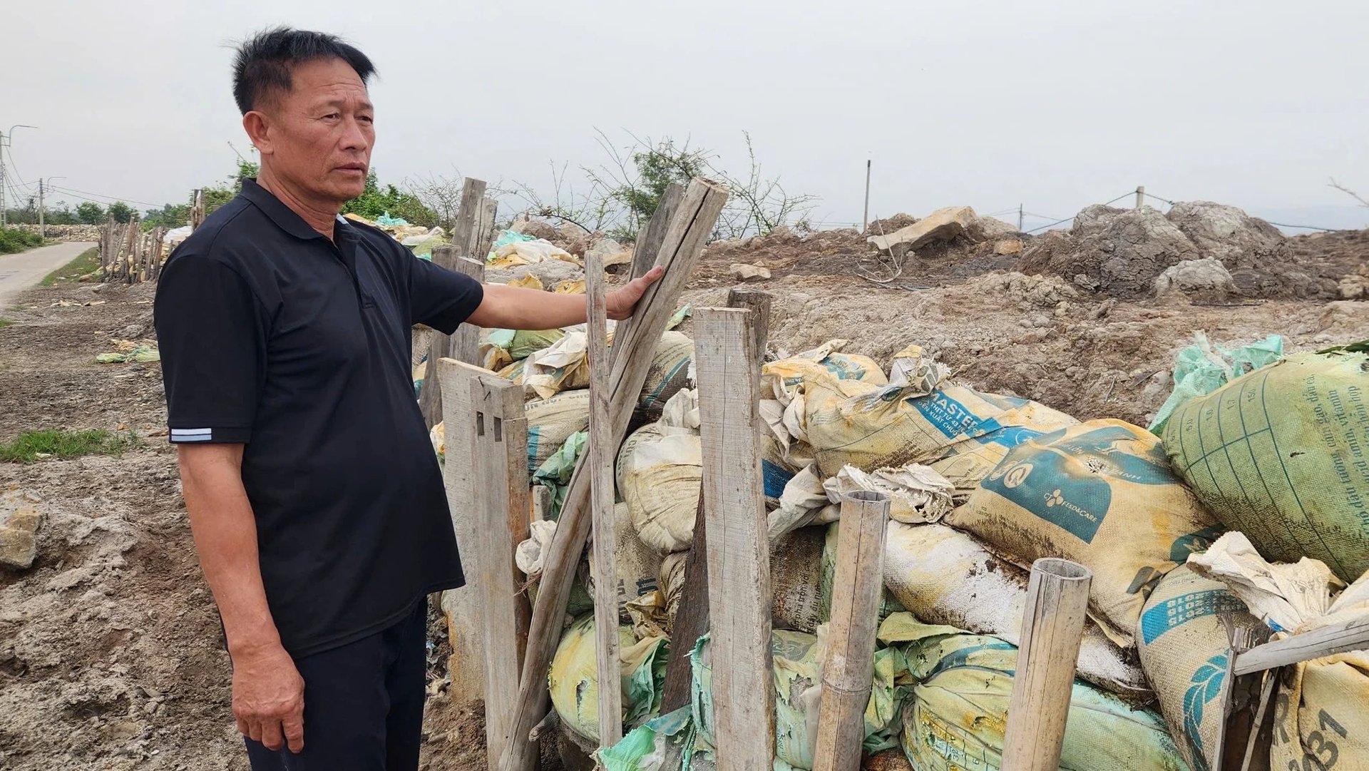 Ông Vũ Văn Khìa (khu Điền Công 2, phường Trưng Vương, TP. Uông Bí) lo lắng khi tuyến đê xuống cấp. Ảnh: Nguyễn Thành.