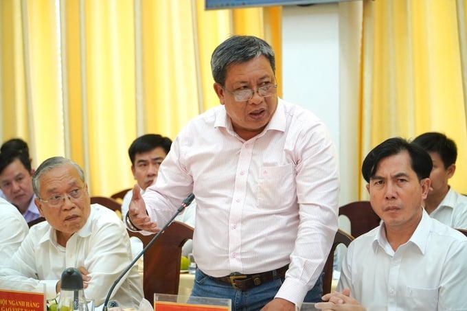 Le Thanh Tung, Vice President of VIETRISA, offers solutions to adjust the rice crop season. Photo: Kim Anh.