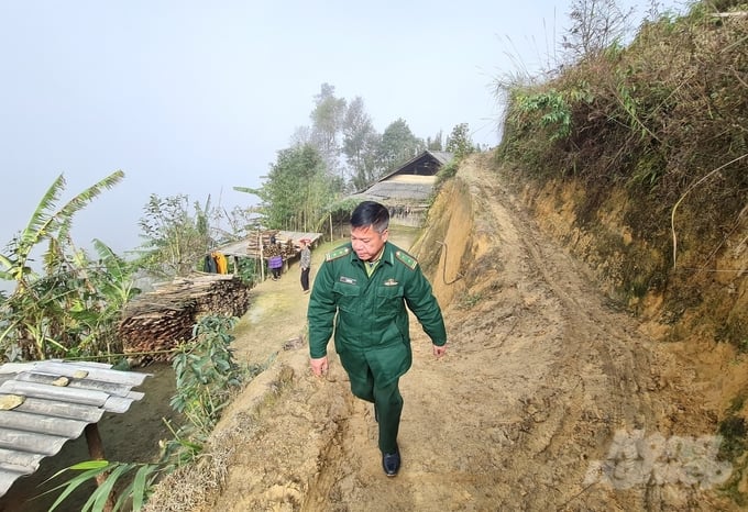 Đường đến các nhà dân ở vùng biên giới Hoàng Su Phì còn nhiều gian nan. Ảnh: Đào Thanh.