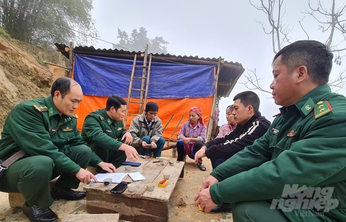 Cán bộ, chiến sỹ Đồn biên phòng Thàng Tín đến thăm hỏi, động viên gia đình hộ nghèo được hỗ trợ làm nhà mới. Ảnh: Đào Thanh.