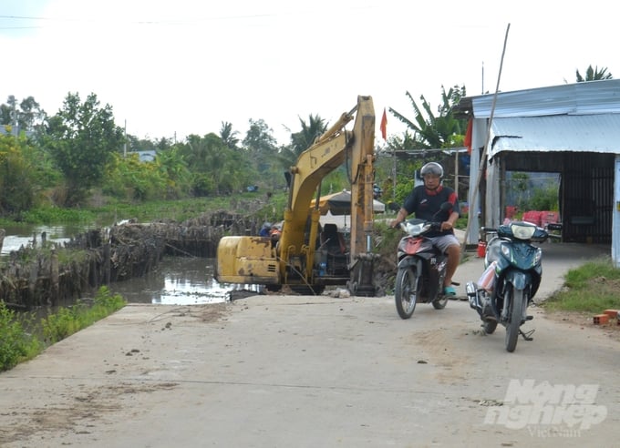 Một đoạn đường giao thông kênh 19 trong vùng đệm U Minh Thượng bị sạt lở, sụt lún đứt ngang mặt đường, đến nay mới đang được gia cố nền hạ, chưa khắc phục xong. Ảnh: Trung Chánh.