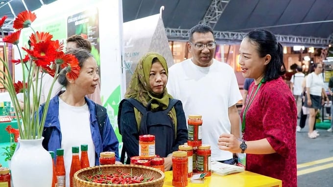 Ms. Nguyen Thi Van Anh (far right), Chairwoman of Tam Nong Vietnam Cooperative, introduced deeply processed products from organically grown agricultural products at international fairs and exhibitions.