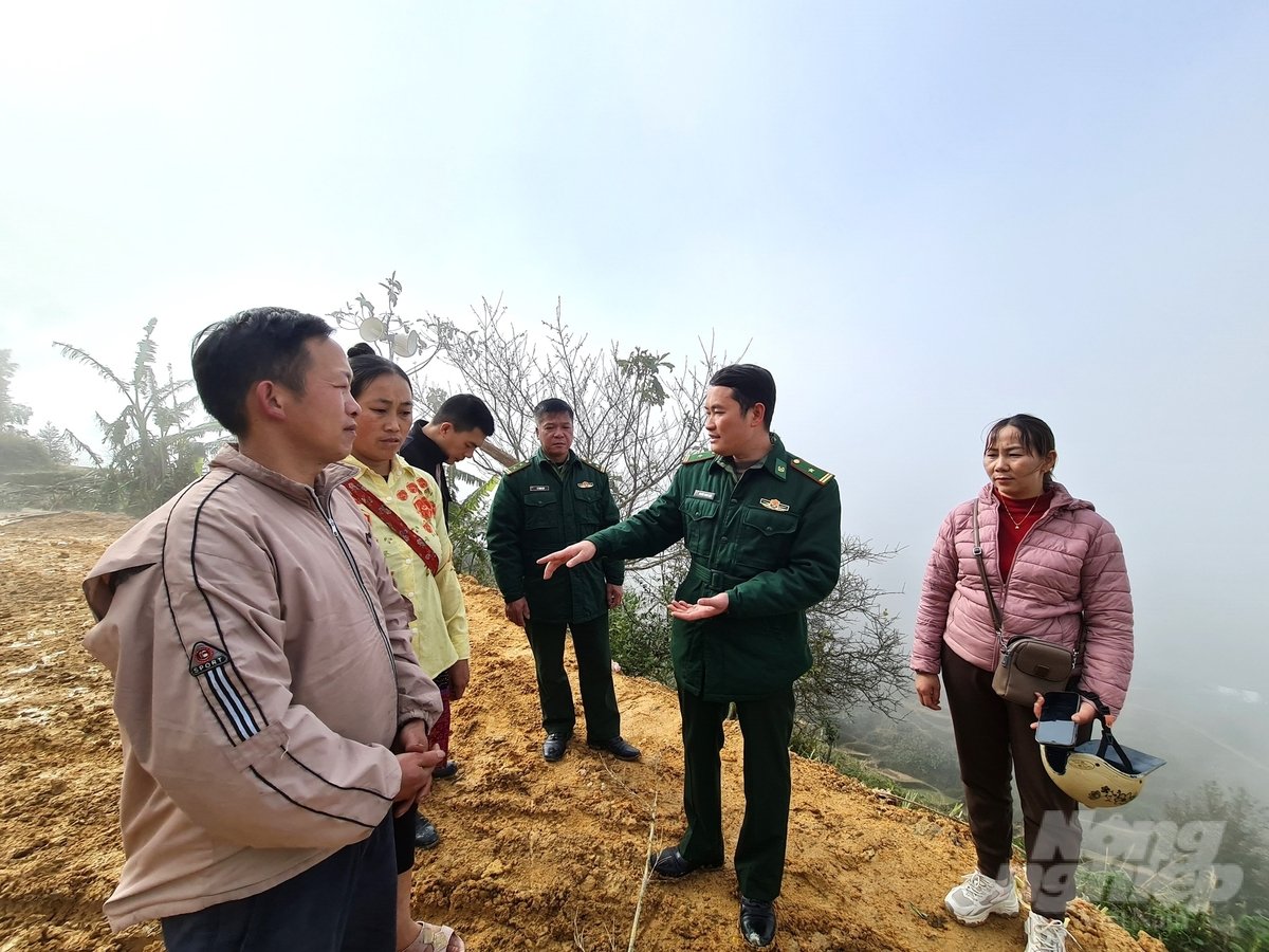 Cán bộ văn hóa xã và bộ đội biên phòng vận động gia đình nhà Vàng Seo Lanh (ngoài cùng bìa trái) xóa bỏ hủ tục xây dựng cuộc sống mới. Ảnh: Đào Thanh.