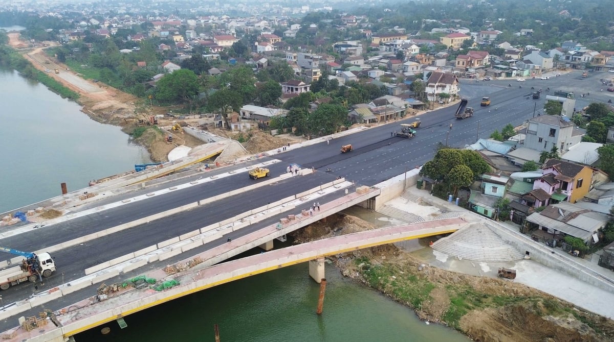 Kết cấu cầu bằng bê tông cốt thép. Trên mặt bằng, các lề bộ hành được rẽ nhánh xuống công viên hai bên bờ sông bằng 4 cầu nhánh cong. Hai nút giao đầu cầu được thiết kế đường vòng xuyến. Ảnh: Văn Dinh.