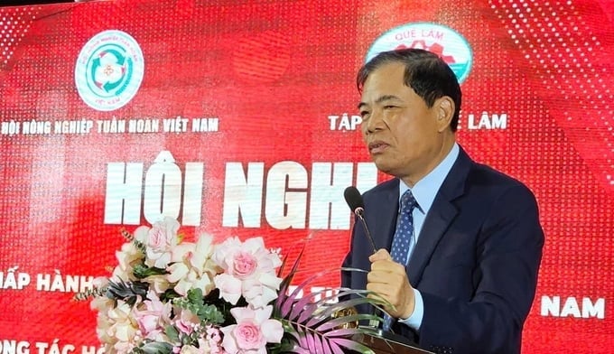 Former Minister Nguyen Xuan Cuong presenting at the conference. Photo: Hoang Anh.