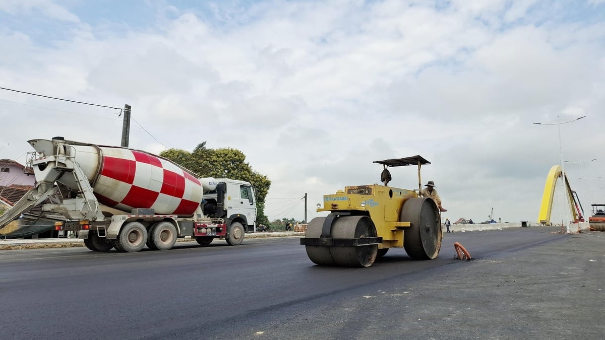 Giám đốc Ban QLDA đầu tư xây dựng công trình giao thông TP. Huế Nguyễn Đăng Trường cho biết, đến nay, tiến độ thi công xây lắp các hạng mục chính thực hiện đạt khoảng 97 %; đã hoàn thành phần hạ bộ cầu, phần thượng bộ cầu, thi công cọc đất gia cố xi măng, cọc PHC, tường chắn phía mố A1, A2. Nền đường đang thi công lớp cấp phối đá dăm lớp trên, hệ thống thoát nước ngang hoàn thành, hệ thống thoát nước dọc hoàn thành 97 % còn lại các hố ga đang thi công… Ảnh: Văn Dinh.