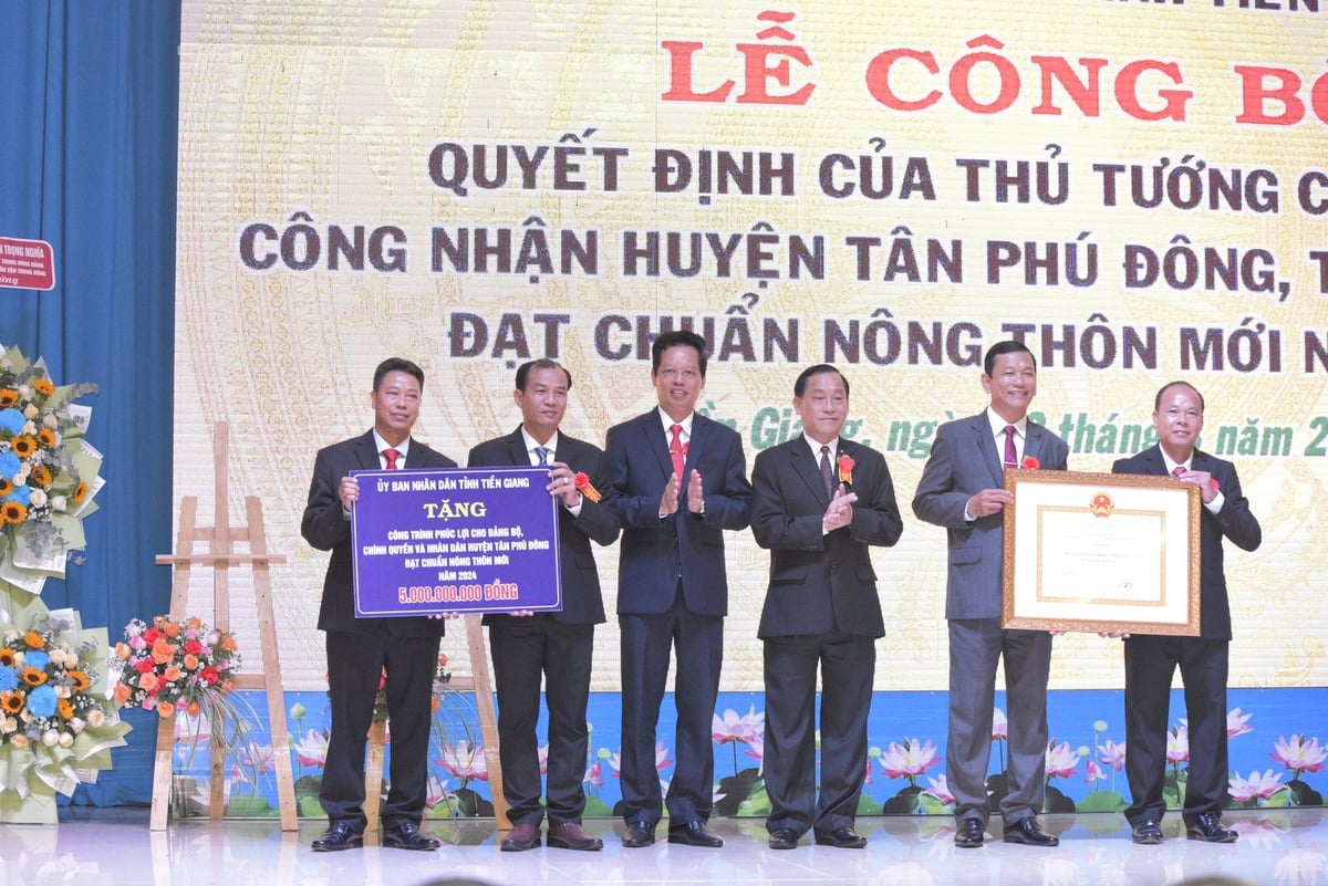 Lãnh đạo Tỉnh ủy, UBND tỉnh Tiền Giang trao Bằng công nhận huyện đạt chuẩn huyện NTM; công trình phúc lợi 5 tỷ đồng cho Đảng bộ, chính quyền và nhân dân huyện Tân Phú Đông. Ảnh: Minh Đảm.