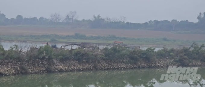 2 tàu khai thác cát hoạt động tại khu vực không được cấp phép khai thác ngay sát chân kè nắn dòng. Ảnh: Quốc Toản.