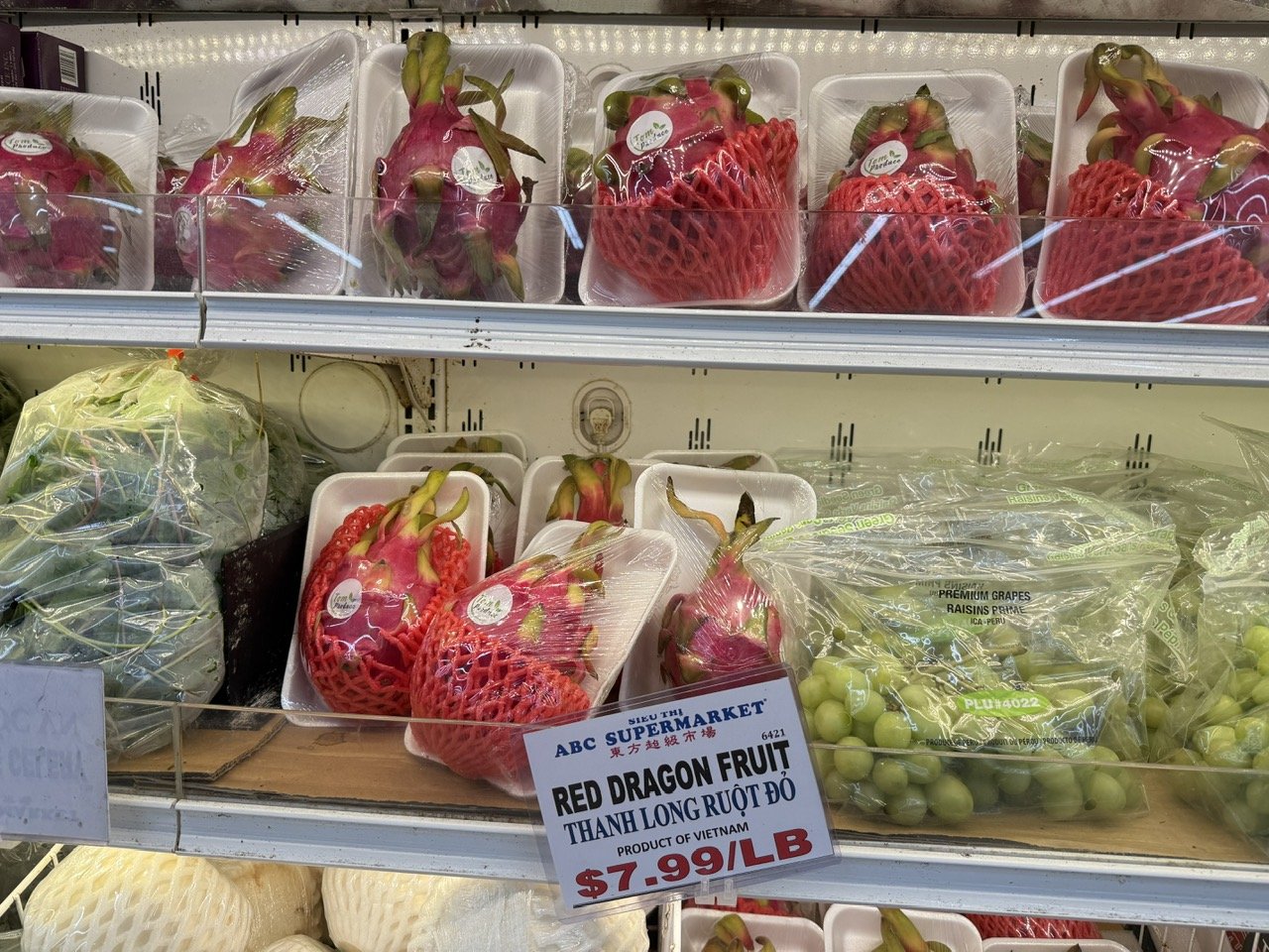 Vietnamese red dragon fruit is on sale at a supermarket in the United States. Photo: PN.