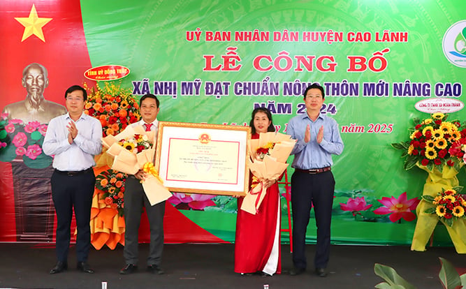 Lãnh đạo tỉnh Đồng Tháp trao bằng công nhận xã nông thôn mới nâng cao cho lãnh đạo xã Nhị Mỹ. Ảnh: Lê Hoàng Vũ.