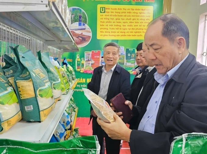 Visitors examining products at an organic agricultural store in Duc Tho District, Ha Tinh Province. Photo: Hoang Anh.