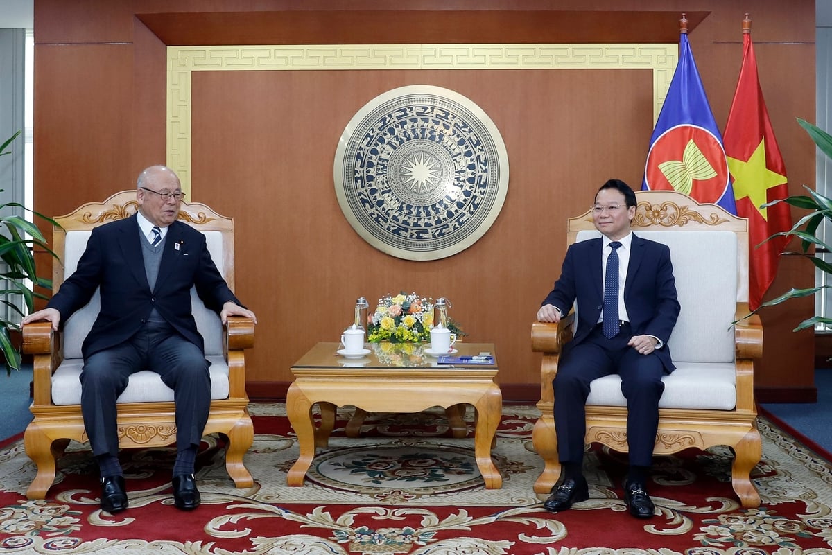 Minister of Agriculture and Environment Do Duc Duy received and worked with Mr. Tsutomu Takebe - Member of the Council of Vietnam - Japan University, former Minister of Agriculture, Forestry and Fisheries of Japan. Photo: Khuong Trung.