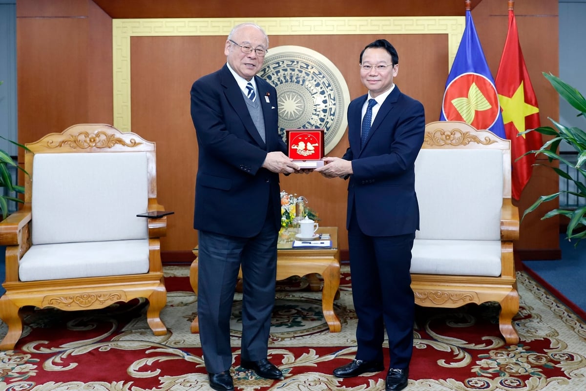 Minister Do Duc Duy presents a souvenir to Mr. Tsutomu Takebe. Photo: Khuong Trung.